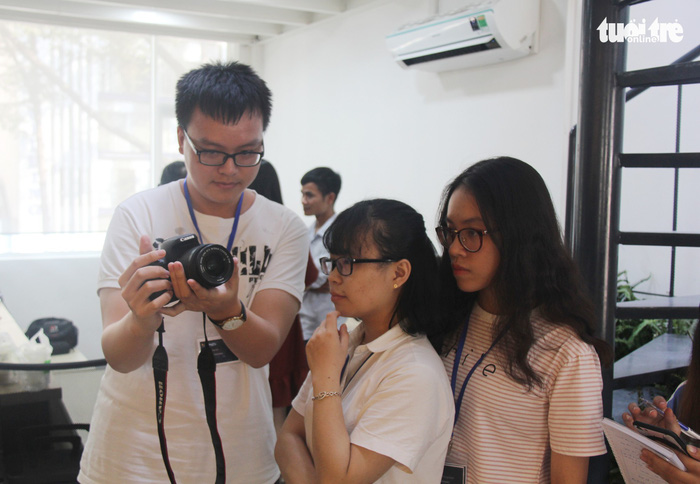 Các nhóm thí sinh tập thao tác chụp ảnh, quay phim - Ảnh: PVT