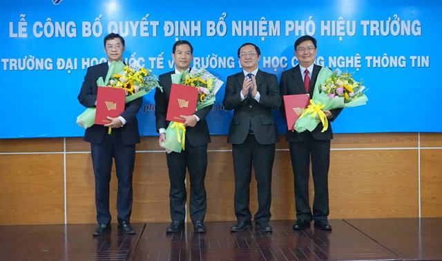 PGS.TS Huỳnh Thành Đạt - Giám đốc  ĐHQG-HCM trao quyết định cho các phó hiệu trưởng.