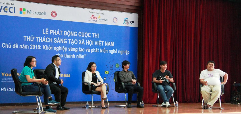 Chuyên gia, CEO các doanh nghiệp chia sẻ với sinh viên tại buổi phát động cuộc thi.