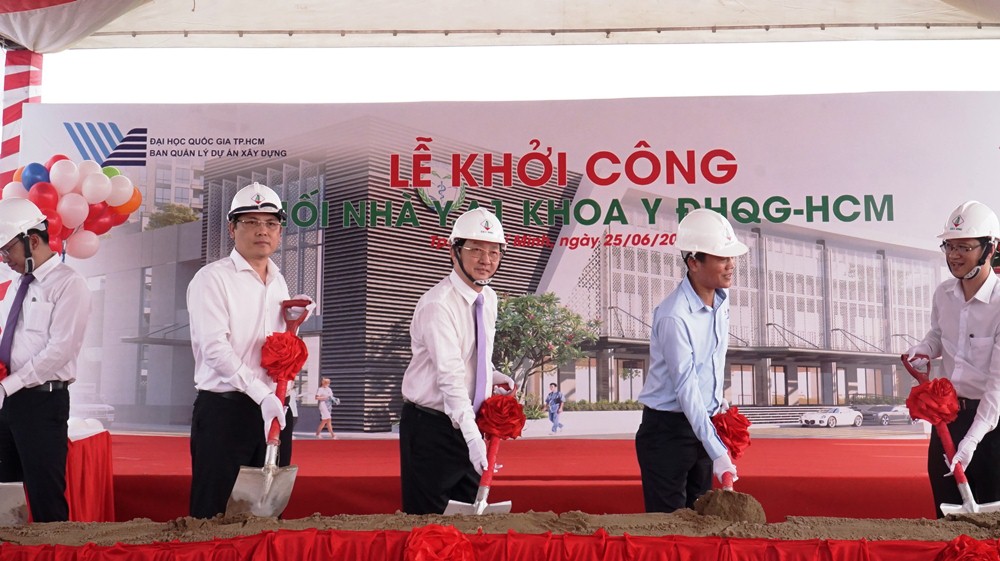 PGS.TS Huỳnh Thành Đạt, PGS.TS Nguyễn Minh , Ths Nguyễn Hoàng Dũng (ngoài cùng bên phải) và đại diện lãnh đạo doanh nghiệp thực hiện nghi thức khởi công tại buổi lễ.