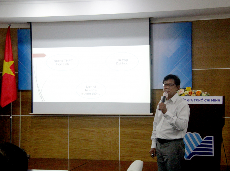 TS Nguyễn Đức Nghĩa - Nguyên Phó Giám đốc ĐHQG-HCM giới thiệu các hình thức truyền thông hướng nghiệp tuyển sinh.