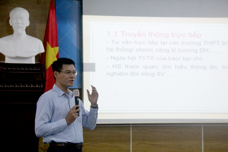 ThS Trần Nam - Trưởng phòng Truyền thông và Quan hệ doanh nghiệp, Trường ĐH KHXH&NV, ĐHQG-HCM trình bày nội dung tập huấn.