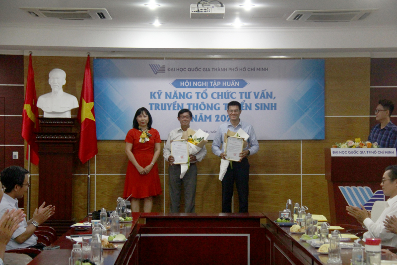 TS Lê Thị Thanh Mai - Trưởng ban Công tác sinh viên ĐHQG-HCM trao hoa cảm ơn 2 diễn giả.