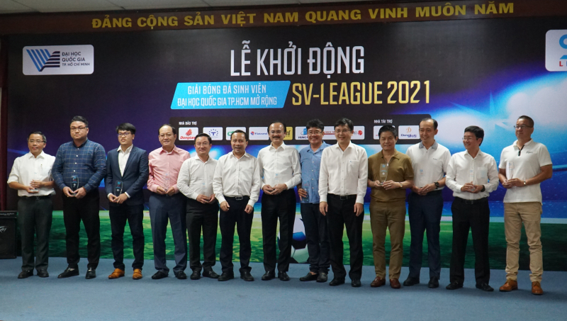 Các đại biểu chụp ảnh lưu niệm tổng kết mùa giải SV-League 2020.