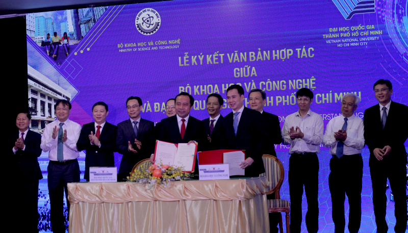 Thứ trưởng Bộ KH&CN Bùi Thế Duy và PGS.TS Vũ Hải Quân - Giám đốc ĐHQG-HCM ký kết văn bản hợp tác giữa Bộ KH&CN và ĐHQG-HCM.