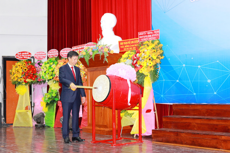      Hiệu trưởng Võ Văn Thắng đánh trống khai giảng năm học 2022-2023.
