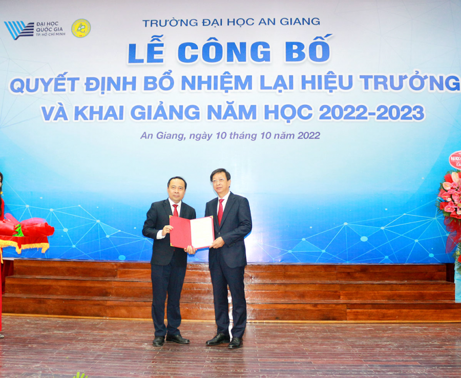 PGS.TS Vũ Hải Quân - Giám đốc ĐHQG-HCM trao Quyết định bổ nhiệm lại Hiệu trưởng Trường Đại học An Giang cho PGS.TS Võ Văn Thắng.