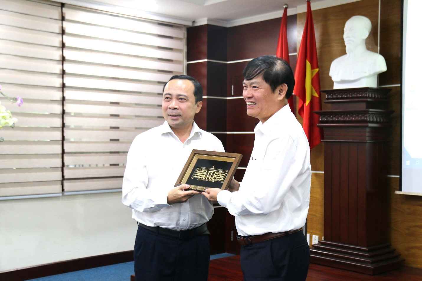 Giám đốc ĐHQG-HCM tặng quà lưu niệm cho Phó Trưởng ban Ban Kinh tế Trung ương.