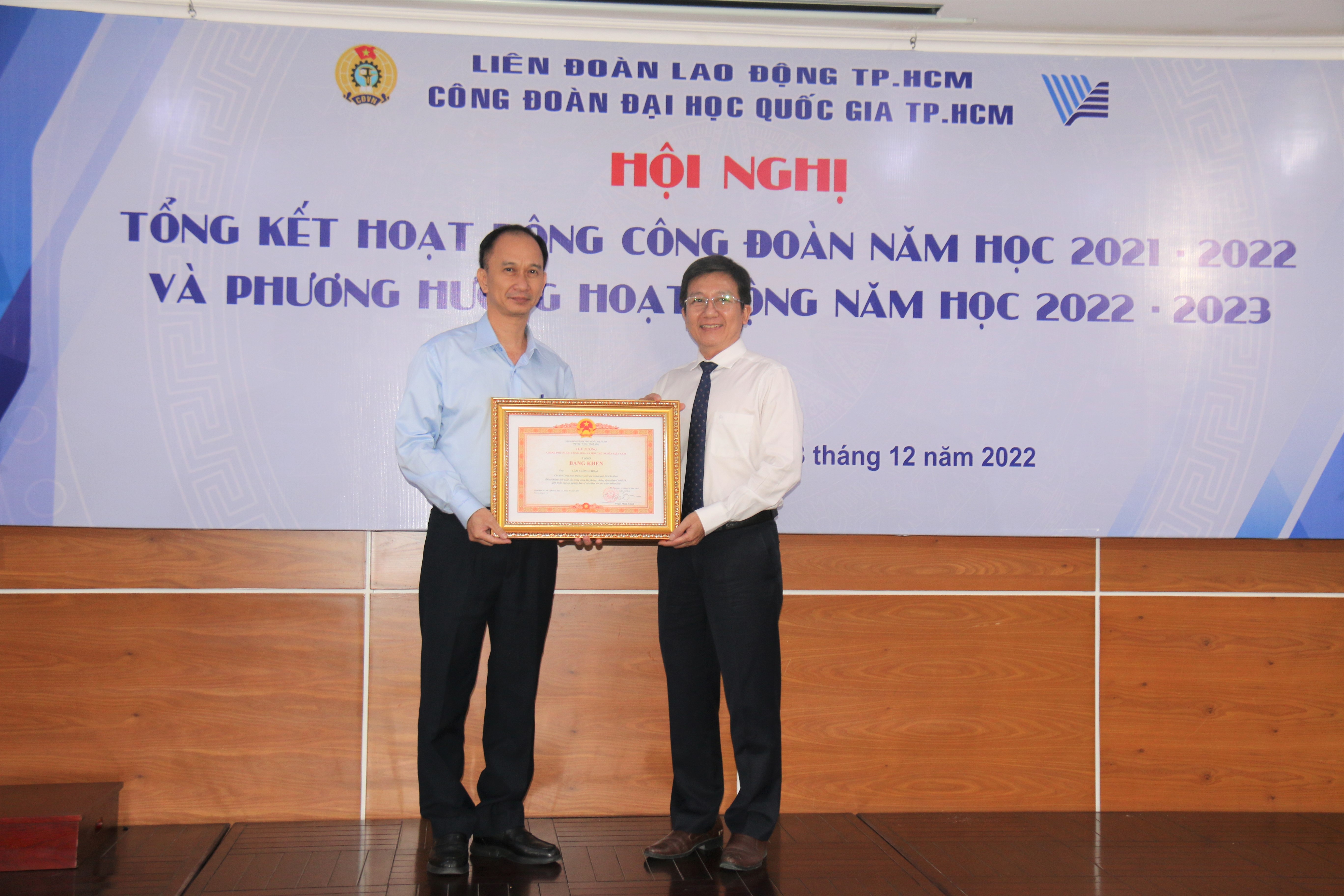 PGS.TS Trần Cao Vinh trao Bằng khen của Thủ tướng Chính phủ cho ThS Lâm Tường Thoại.