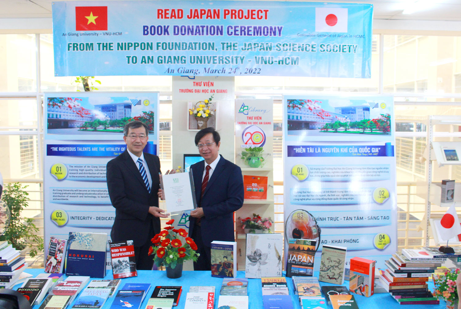 Tổng Lãnh sự quán Nhật Bản tại TP.HCM tặng sách cho Trường ĐHAG. 