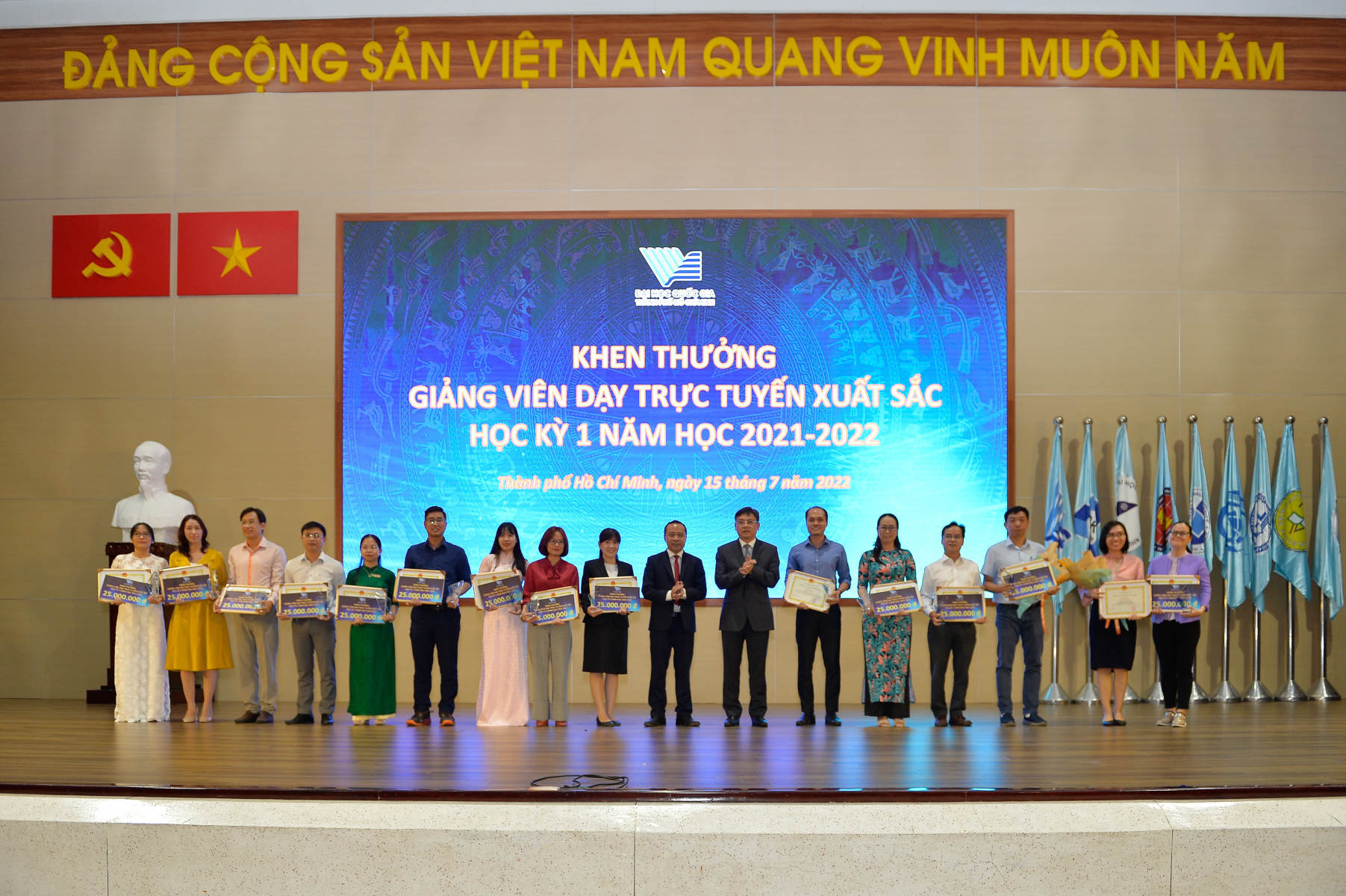 ĐHQG-HCM khen thưởng “Giảng viên dạy trực tuyến xuất sắc”.