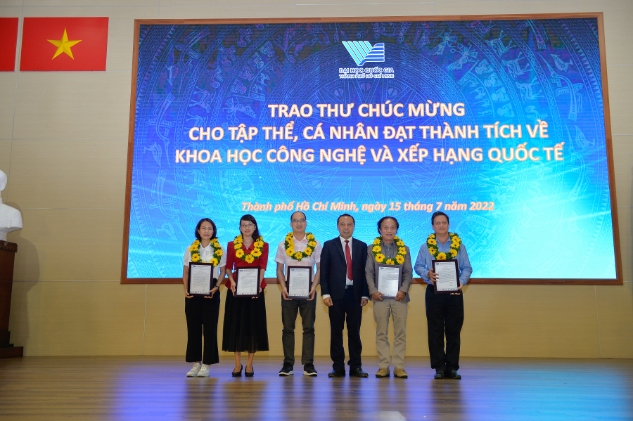 ĐHQG-HCM trao Thư chúc mừng tập thể và cá nhân đạt thành tích về khoa học công nghệ và xếp hạng quốc tế.