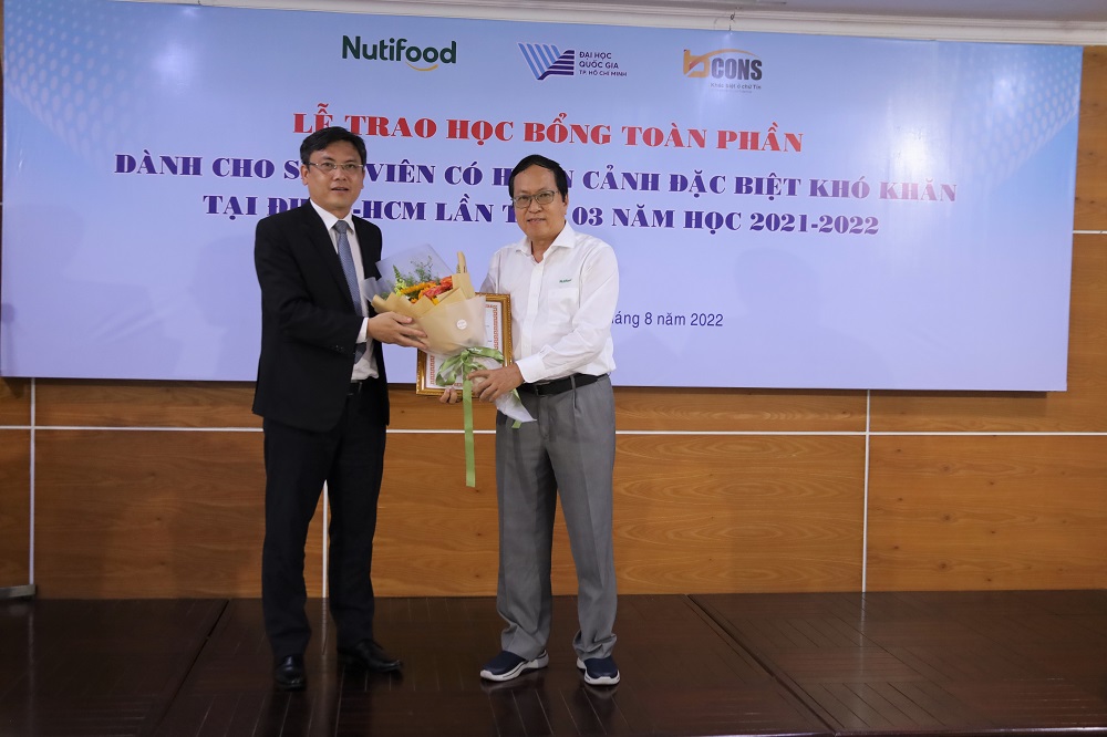 PGS.TS Nguyễn Minh Tâm trao Thư cảm ơn cho Công ty Cổ phần Thực phẩm Dinh dưỡng NutiFood. 