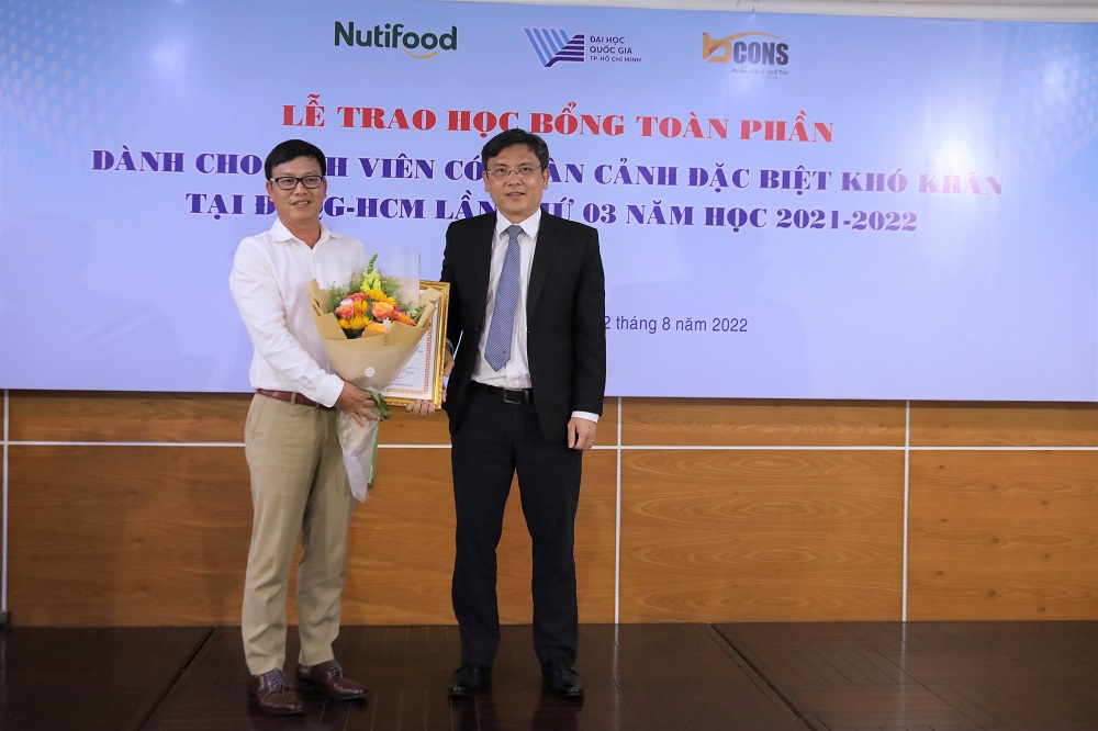 PGS.TS Nguyễn Minh Tâm trao Thư cảm ơn cho Công ty Cổ phần Đầu tư Xây dựng Bcons.