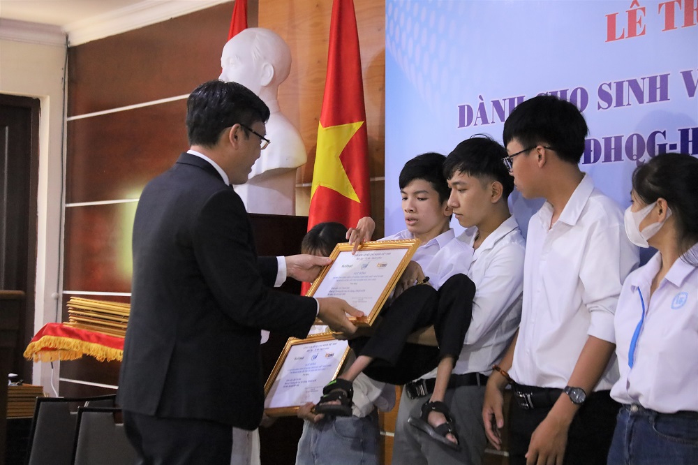 PGS.TS Nguyễn Minh Tâm trao học bổng cho sinh viên Võ Thành Đạt.