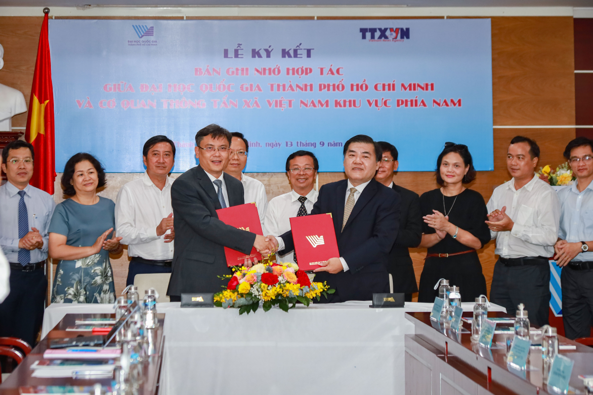 PGS.TS Nguyễn Minh Tâm - Phó Giám đốc ĐHQG-HCM và ông Nguyễn Quốc Tuấn - Giám đốc TTXVN khu vực phía Nam, đại diện hai đơn vị ký kết hợp tác.