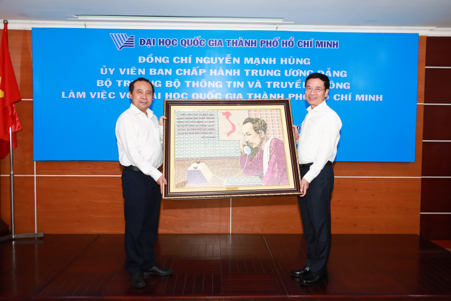 Bộ trưởng Nguyễn Mạnh Hùng tặng quà lưu niệm cho ĐHQG-HCM.