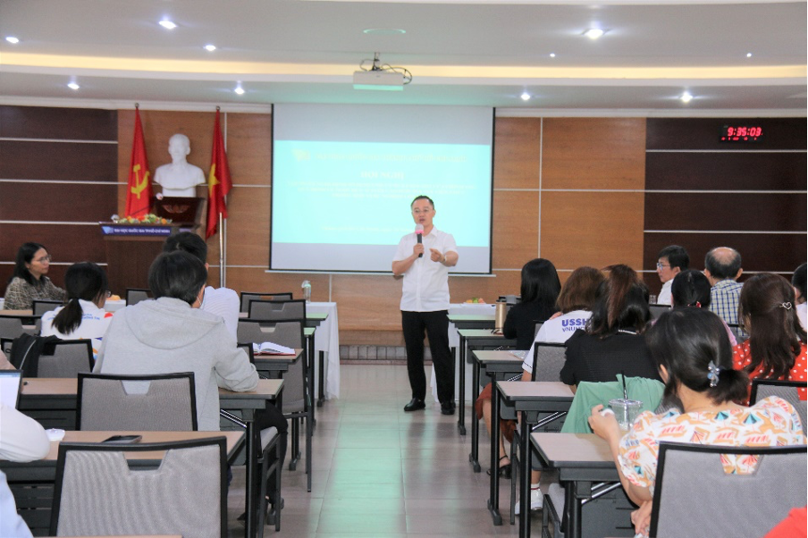 Ông Nguyễn Thanh Bình - Chuyên viên cao cấp Bộ nội vụ  trình bày báo cáo.