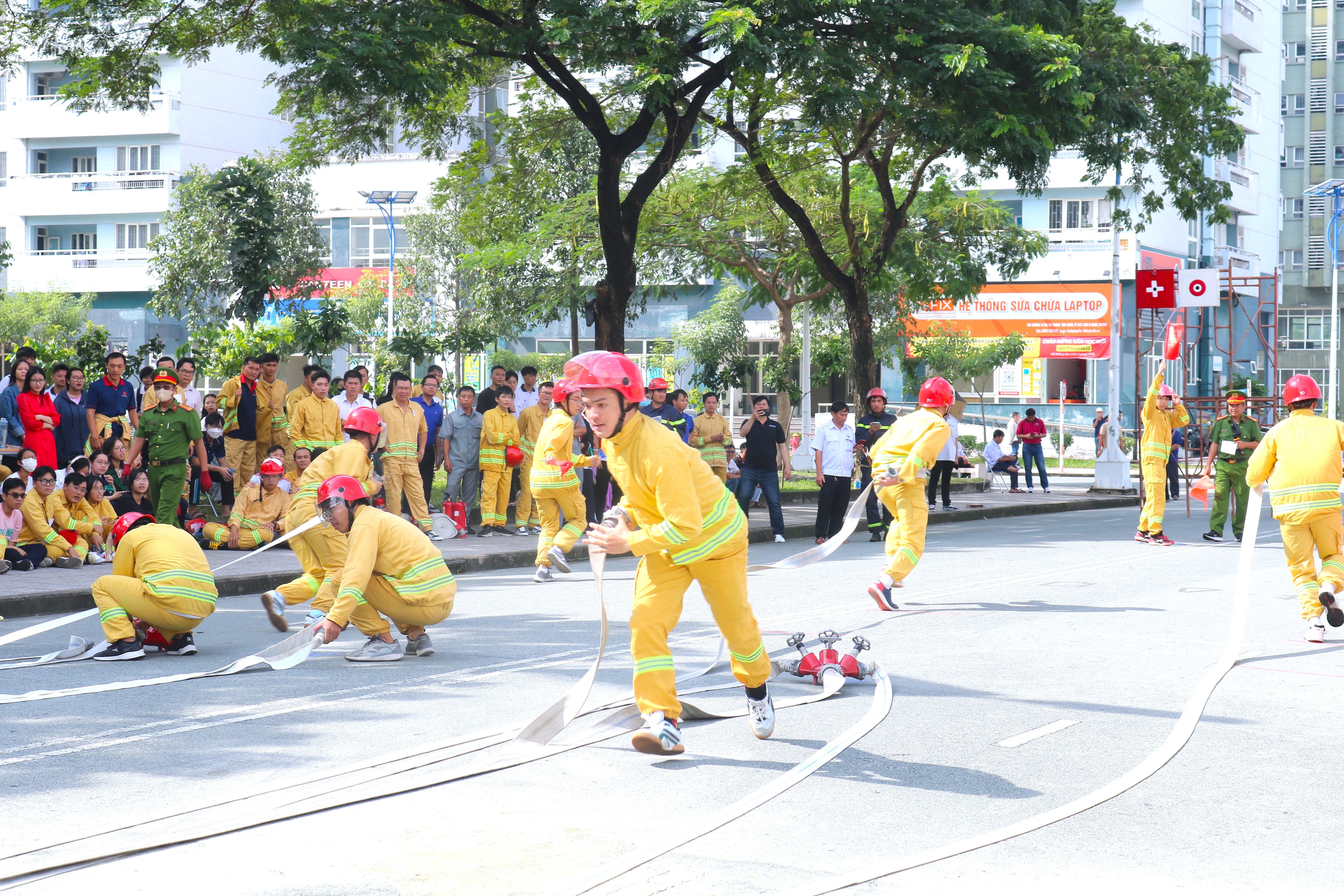 Chương trình diễn ra tại Trung tâm Quản lý Ký túc xá (TTQLKTX) khu B, ĐHQG-HCM, với sự tham gia của gần 200 vận động viên và 500 sinh viên. 