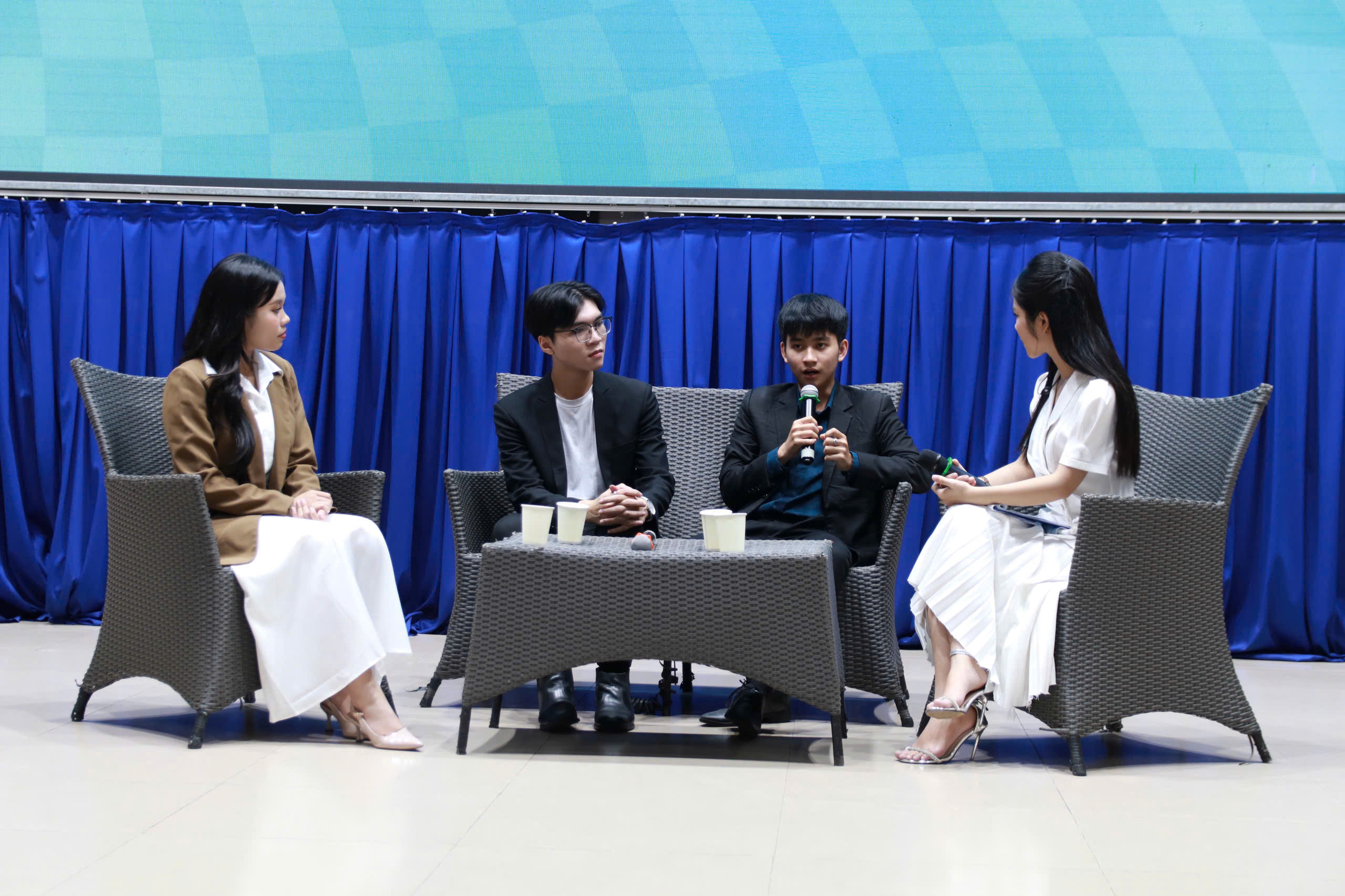 Talkshow “Đại học đừng học đại” do Phòng Công tác sinh viên và câu lạc bộ Phát triển sinh viên tổ chức.