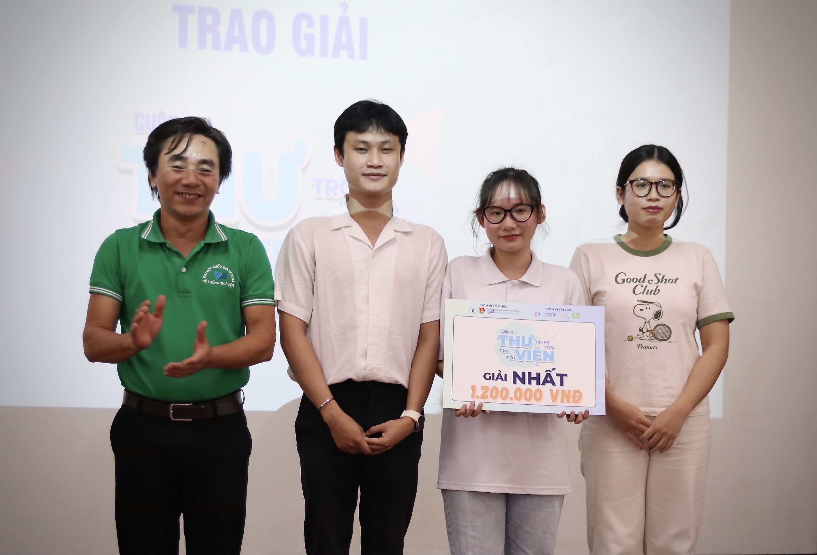 Ggiải Nhất cuộc thi “Thư viện trong trái tim tôi” thuộc về đội thi Thư viện Trường ĐH Quốc tế. 