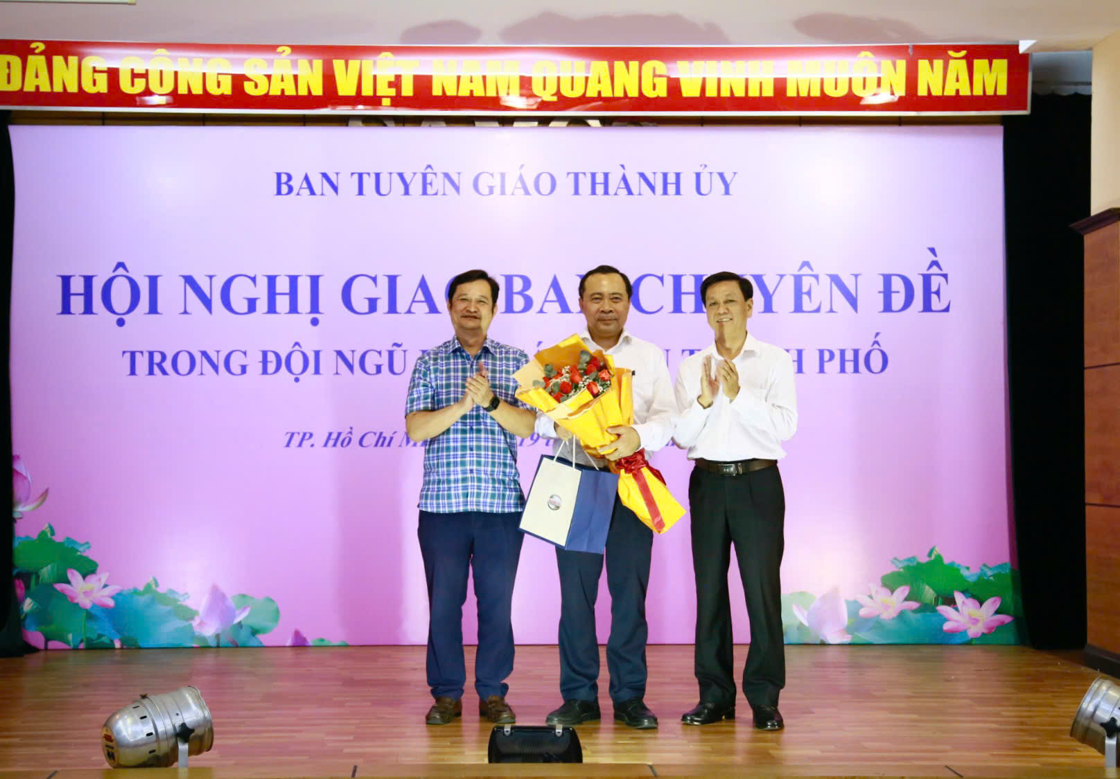 Đại diện Ban Tổ chức Hội nghị giao ban chuyên đề trong đội ngũ báo cáo viên Thành phố Hồ Chí Minh gửi lời cảm ơn sâu sắc về chuyên đề thú vị của PGS.TS Vũ Hải Quân.