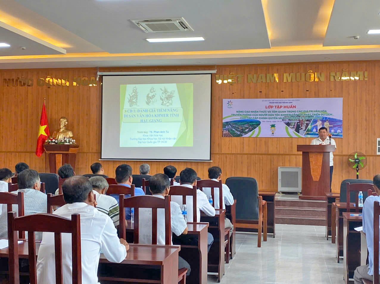 Ông Lê Thành Phước, Phó Giám đốc Trung tâm Xúc tiến du lịch tỉnh Hậu Giang phát biểu khai mạc lớp tập huấn. Ảnh: Nguyễn Ngân