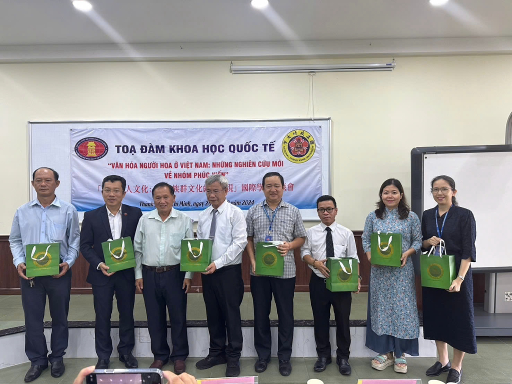 Công ty Trà Hương Sen Đồng Tháp trao quà tới các học giả. Ảnh: Thanh Phong