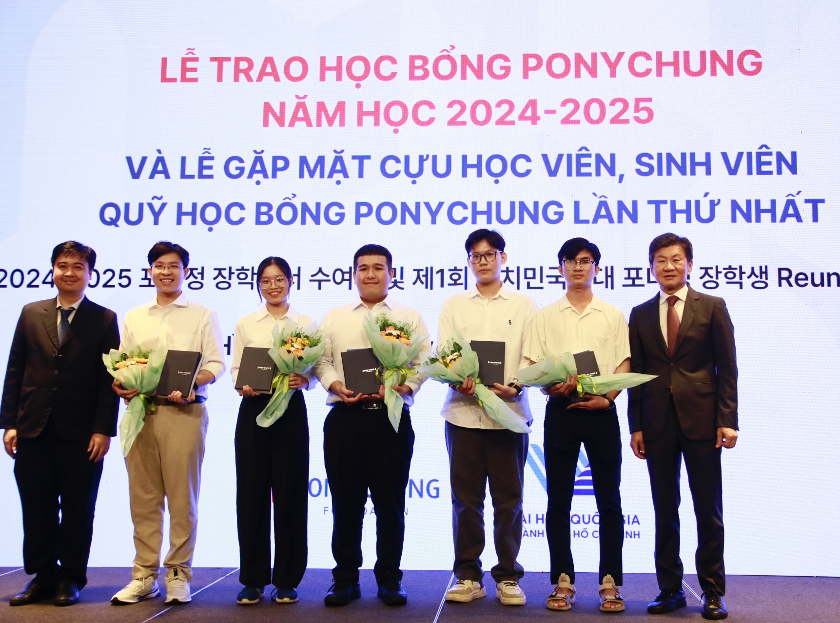 Lễ trao học bổng Pony Chung năm 2024 đã trao tổng cộng 35 suất học bổng cho những sinh viên xuất sắc đến từ các trường đại học thành viên. 