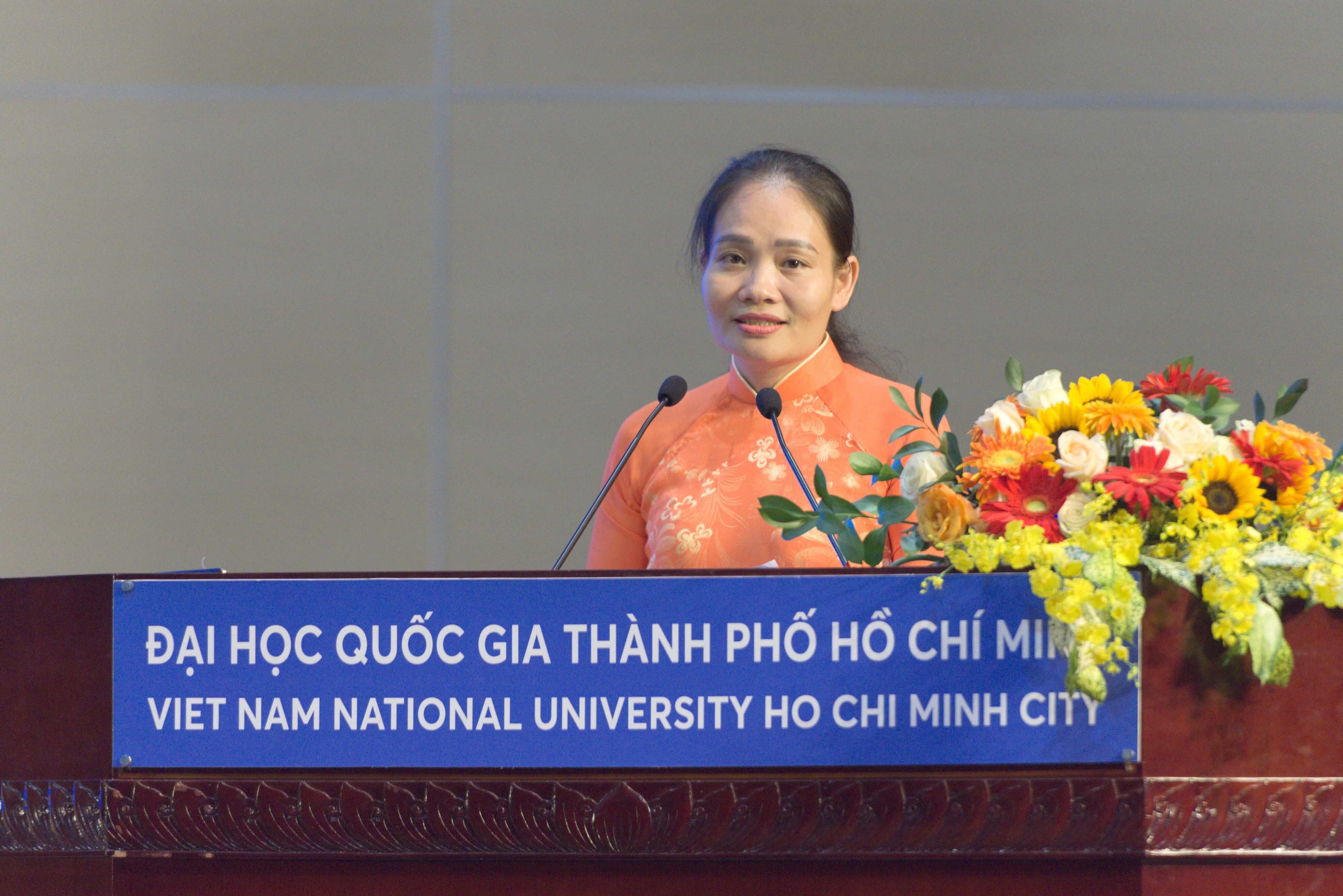 PGS.TS Vũ Thị Hạnh Thu bày tỏ lòng biết ơn gia đình, sinh viên, học viên, đặc biệt là ĐHQG-HCM.