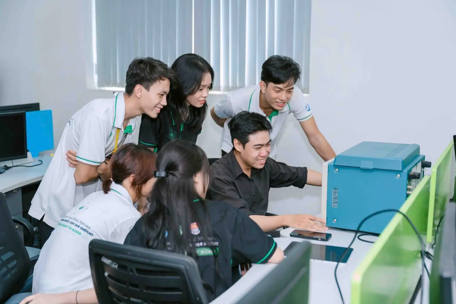 Sinh viên Đại học Công nghệ Thông tin – Đại học Quốc gia TP. HCM tham gia giờ học thực hành