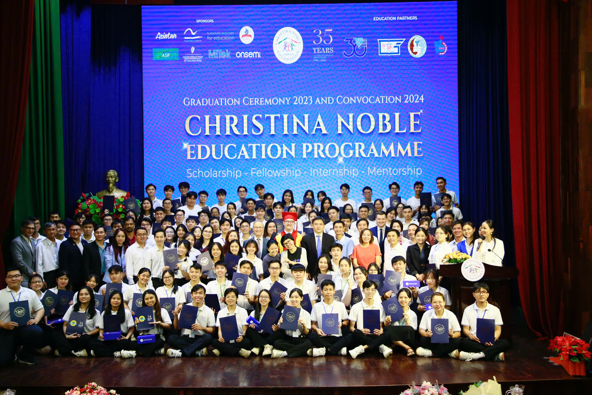 Tại buổi Lễ, Christina Noble Children’s Foundation dành tặng 92 suất học bổng cho sinh viên ĐHQG-HCM với tổng cam kết tài trợ cho chương trình là hơn 3 tỷ đồng. 