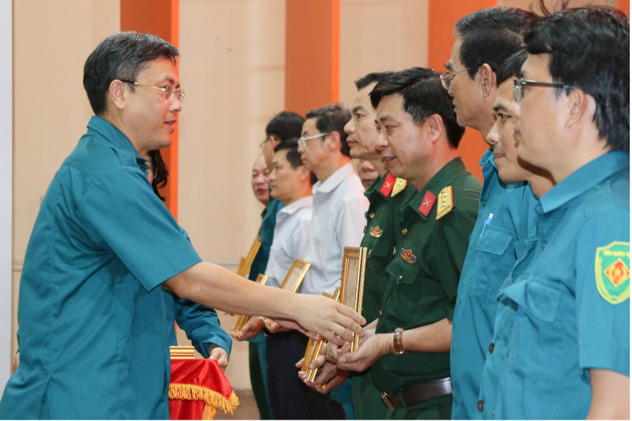 PGS.TS Nguyễn Minh Tâm trao giấy khen cho các tập thể hoàn thành tốt nhiệm vụ.