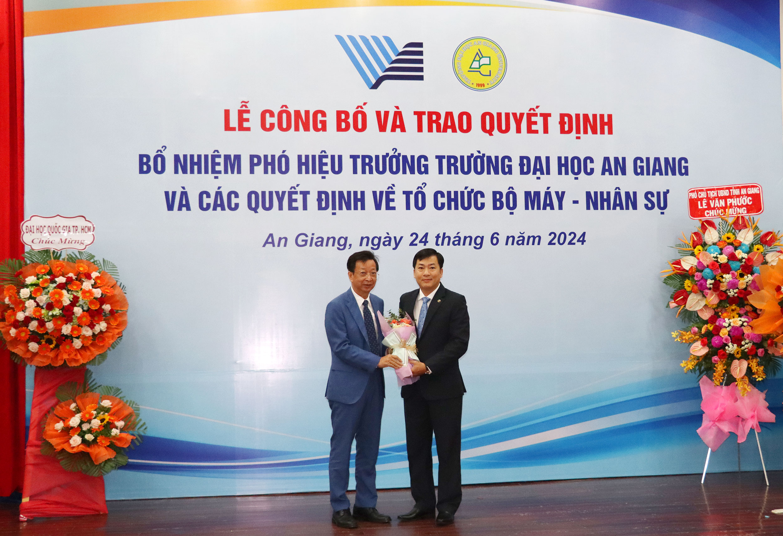 PGS.TS Võ Văn Thắng, Hiệu trưởng Trường Đại học An Giang tặng hoa chúc mừng tân Phó Hiệu trưởng