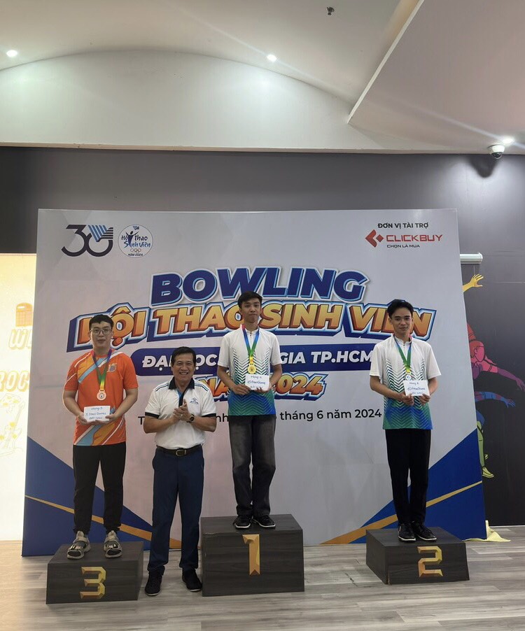 Ban tổ chức trao giải nội dung đơn nam môn Bowling cho Hùng Nghĩa và các vận động viên.