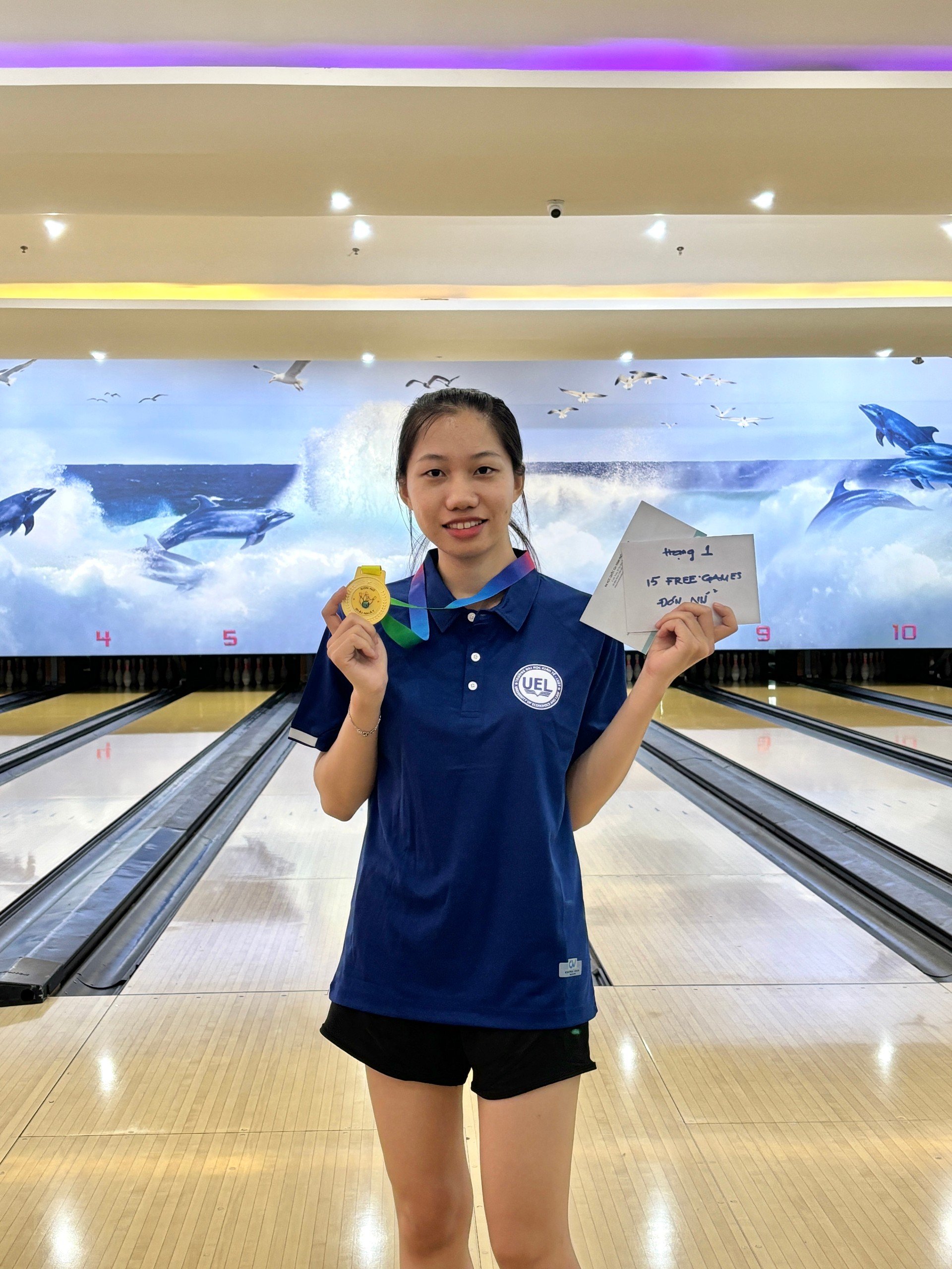 Ban tổ chức trao giải nội dung đơn nam môn Bowling cho Hùng Nghĩa và các vận động viên.