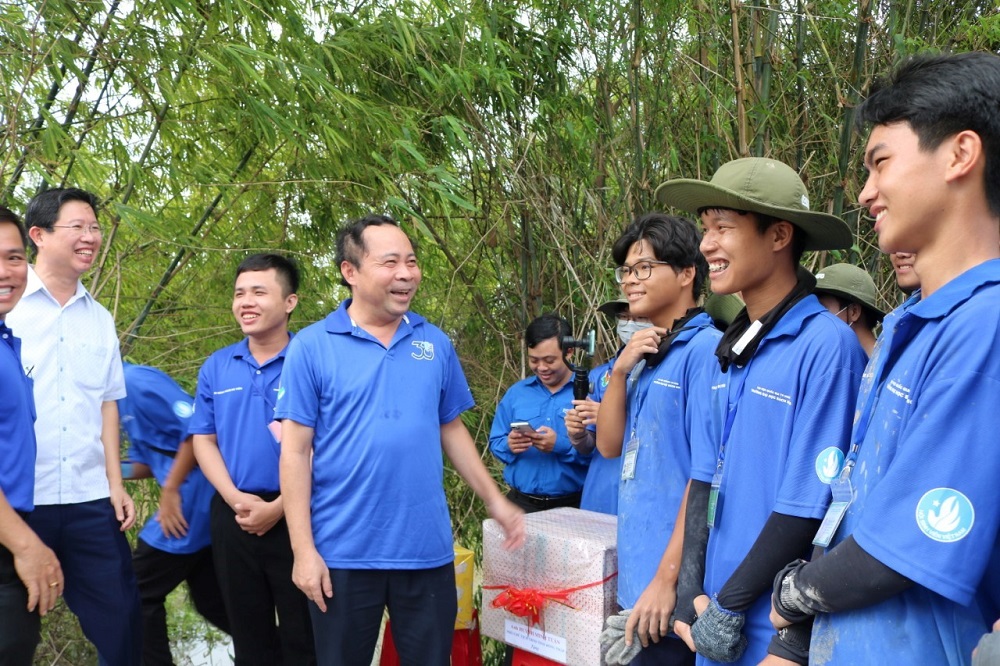 PGS.TS Vũ Hải Quân trò chuyện với các sinh viên Khoa Khoa học và Kỹ thuật máy tính vừa hoàn thiện 1.179m đường.