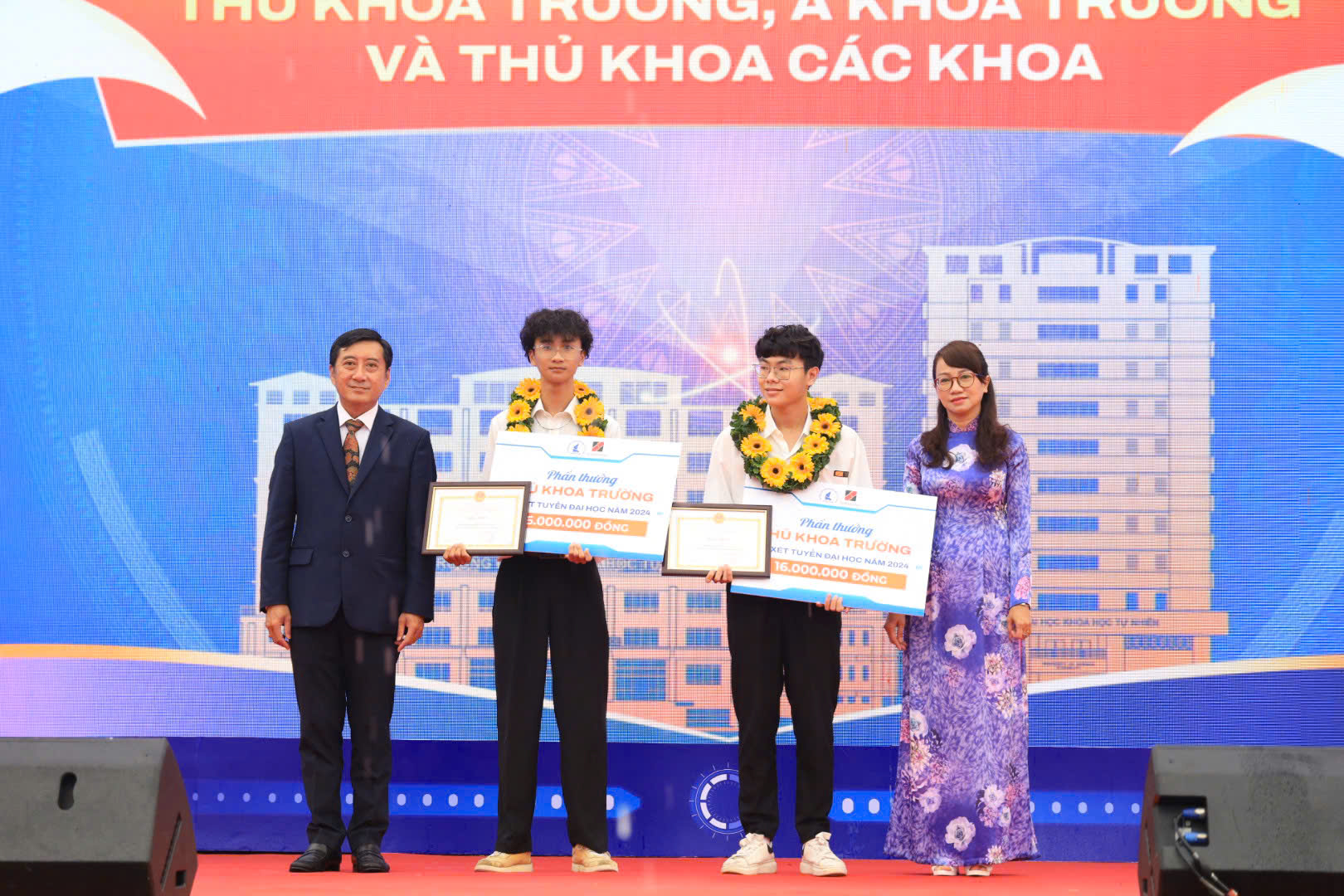 GS.TS Nguyễn Thị Thanh Mai và PGS.TS Trần Lê Quan vinh danh các tân sinh viên xuất sắc đầu khoa.