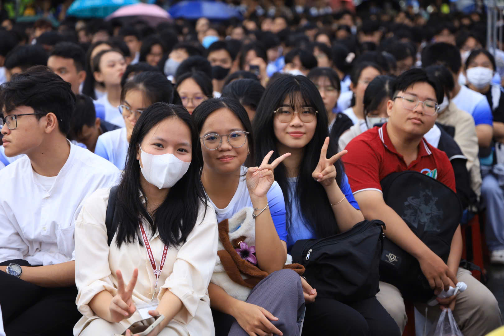 Tân sinh viên hào hứng trong ngày khai giảng năm học 2024-2025. 