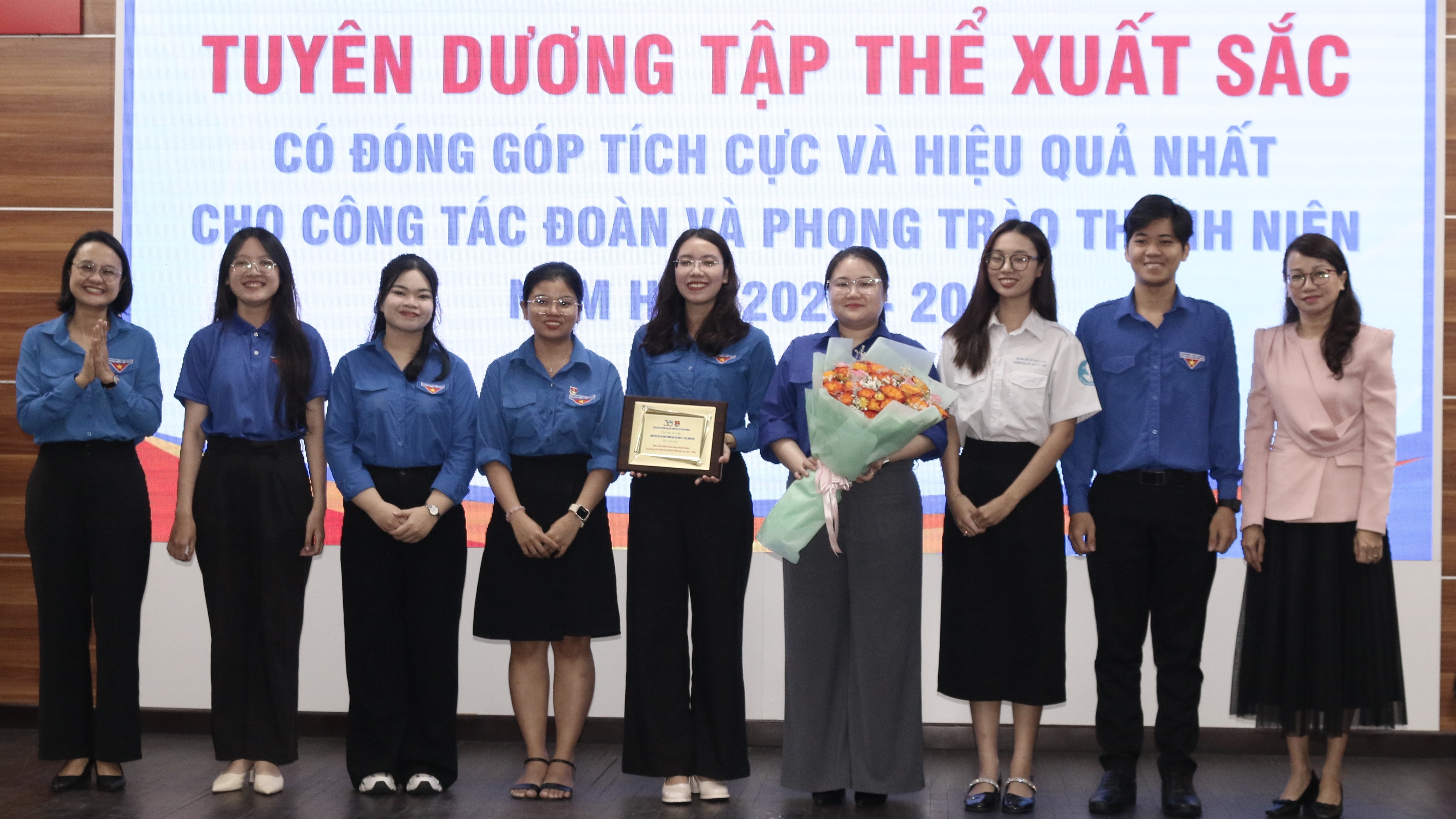 Trao tặng biểu trưng và hoa cho đơn vị có đóng góp tích cực và hiệu quả nhất năm học 2023-2024 - Ảnh: THANH NHI