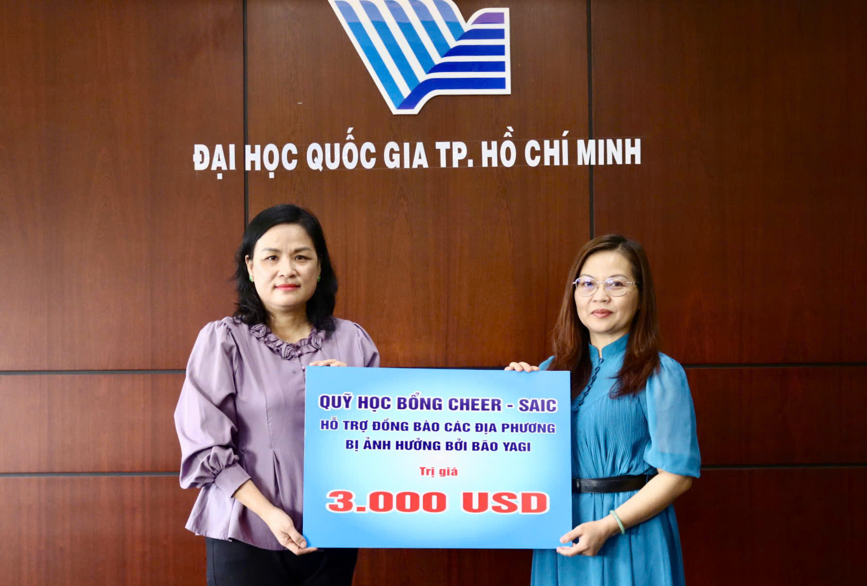 Đồng hành với ĐHQG-HCM còn có trí thức kiều bào, là Nhà sáng lập Quỹ học bổng CHEER-SAIC. Được sự ủy quyền của Nhà sáng lập, đại diện Quỹ phát triển ĐHQG-HCM đã trao 3.000 USD từ Quỹ học bổng CHEER-SAICcho Ban Tuyên giáo Đảng ủy ĐHQG-HCM để hỗ trợ đồng bào bị ảnh hưởng bởi bão Yagi