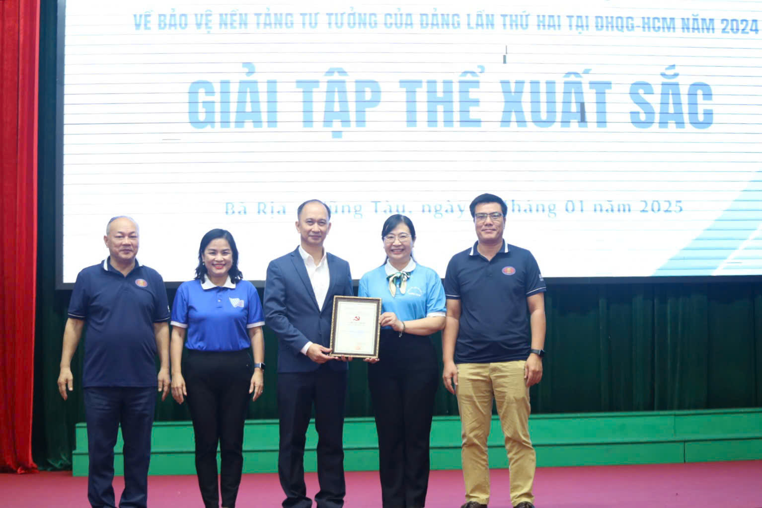 Đảng ủy Trường ĐH Khoa học Xã hội và Nhân văn đạt giải Tập thể xuất sắc.