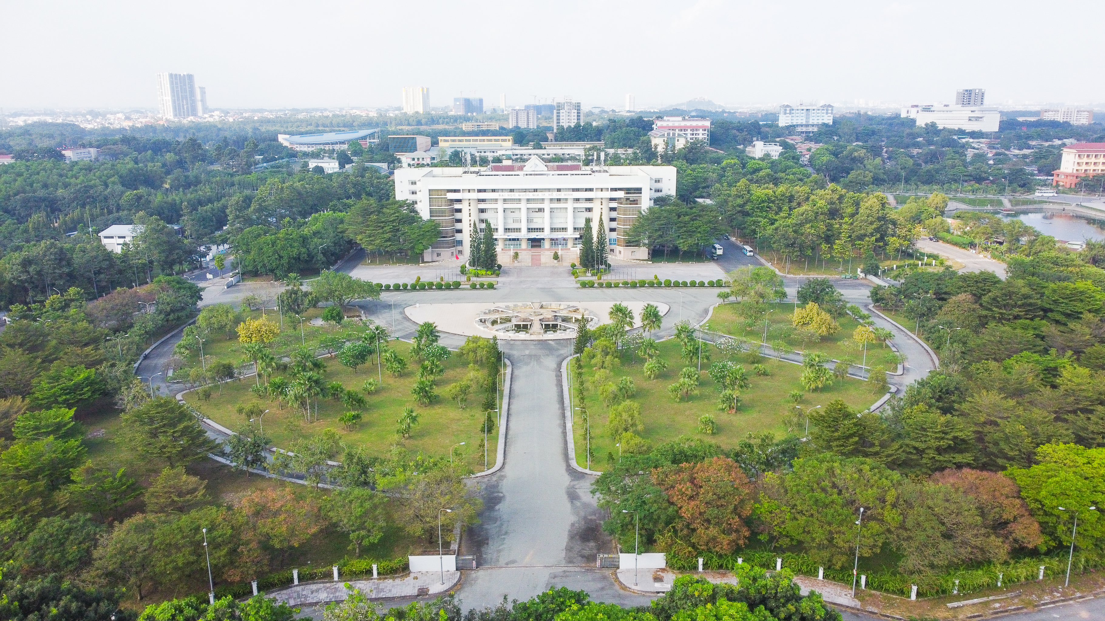 Đại học Quốc gia Thành phố Hồ Chí Minh (ĐHQG-HCM) được thành lập năm 1995, với tầm nhìn hướng đến xây dựng một hệ thống đại học trong tốp đầu châu Á, nơi hội tụ của khoa học công nghệ, đổi mới sáng tạo, văn hóa và tri thức Việt Nam.