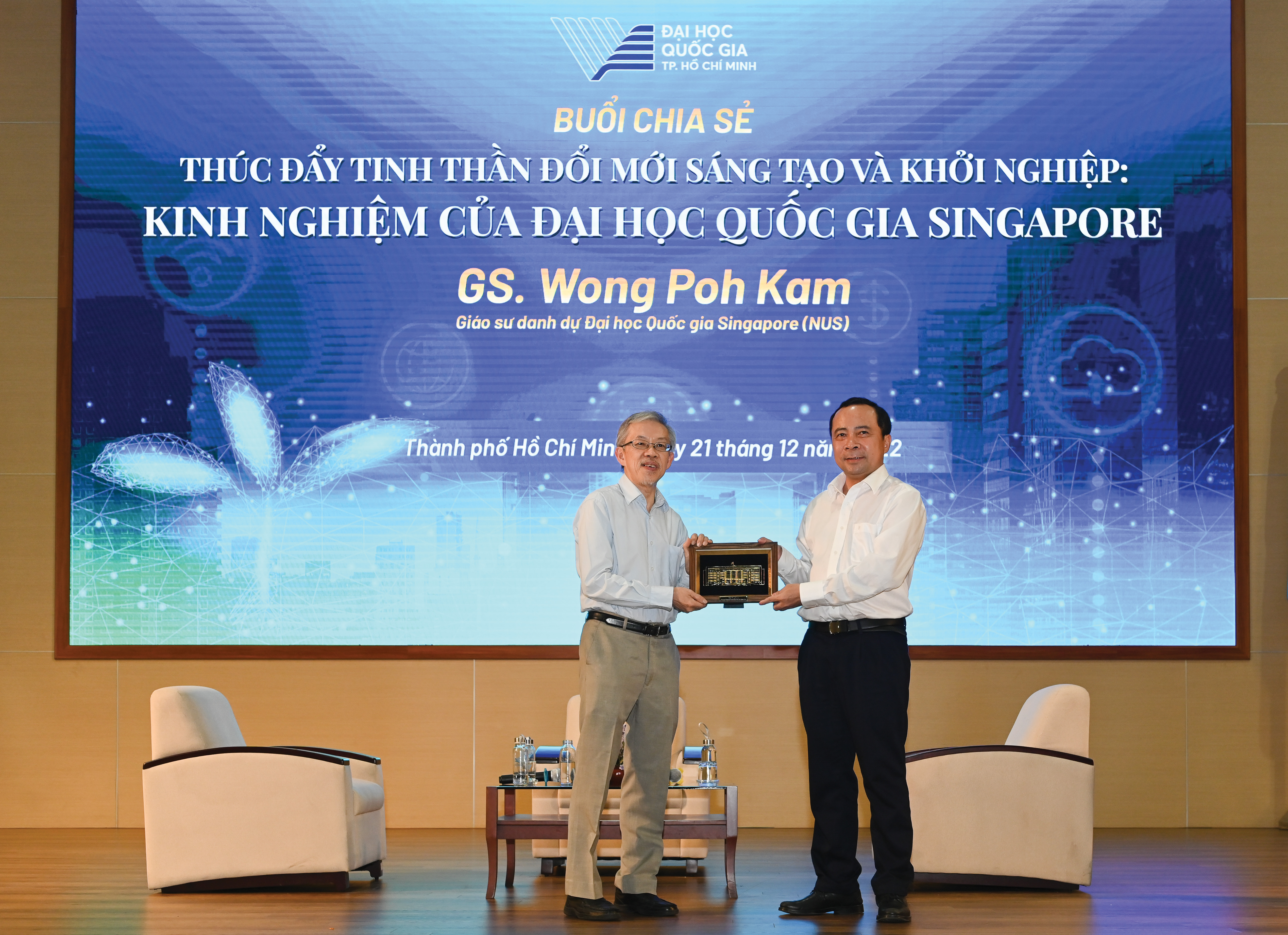 GS Wong Poh Kam, Giáo sư danh dự của ĐHQG Singapore chia sẻ với 800 giảng viên, sinh viên ĐHQG-HCM chủ đề “Thúc đẩy tinh thần đổi mới sáng tạo và khởi nghiệp: Kinh nghiệm của ĐHQG Singapore”.