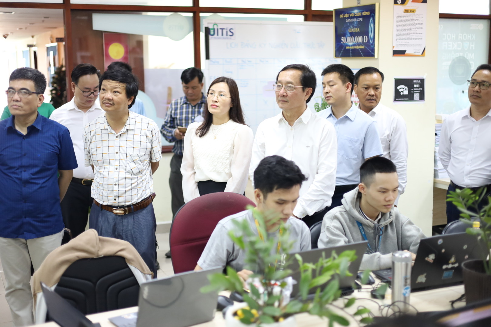 PGS.TS Huỳnh Thành Đạt cùng đoàn công tác đã đến tham quan một số phòng thí nghiệm của ĐHQG-HCM trước buổi làm việc.