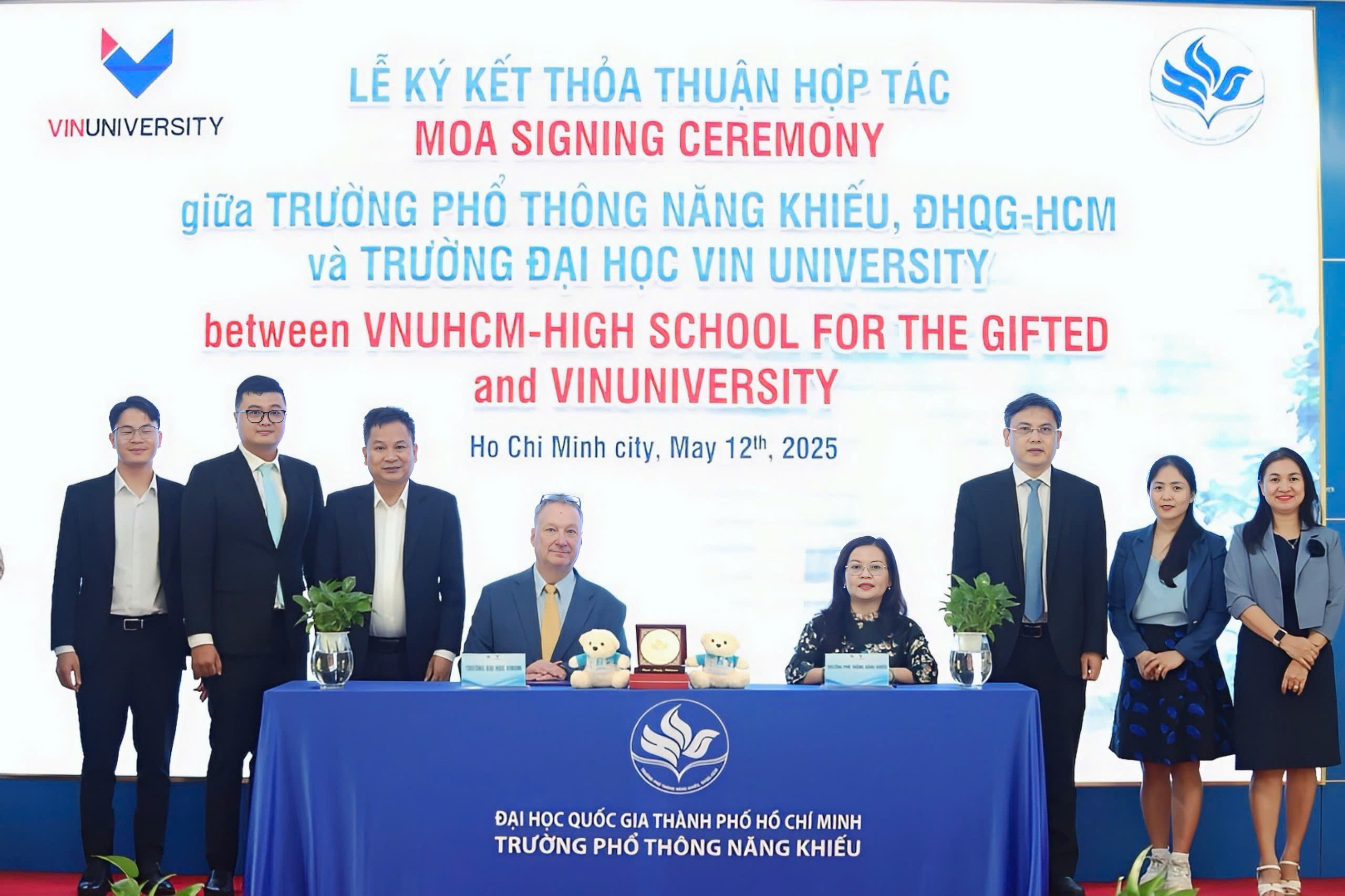 Trong khuôn khổ hợp tác, VinUni cam kết trao học bổng cho những học sinh có hoàn cảnh khó khăn, có ý chí vươn lên hoặc đạt thành tích học tập nổi bật.