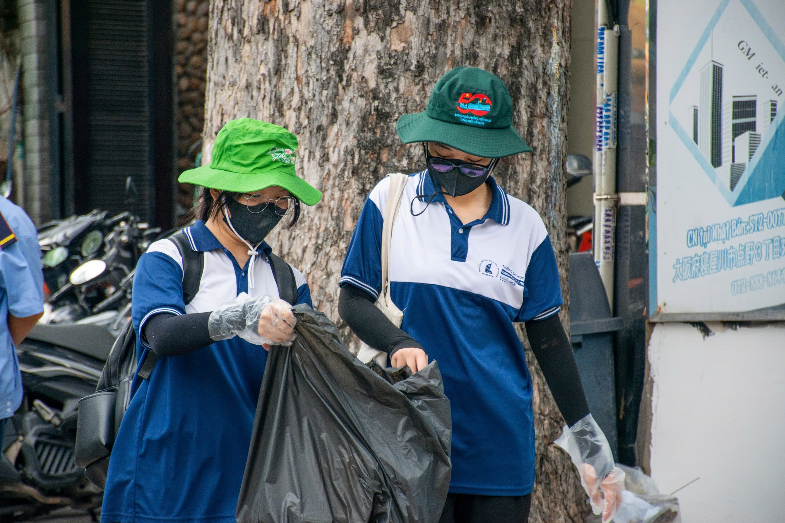 Sinh viên Trường ĐH Khoa học tự nhiên tham gia chương trình, hướng đến xây dựng mỹ quan đô thị.
