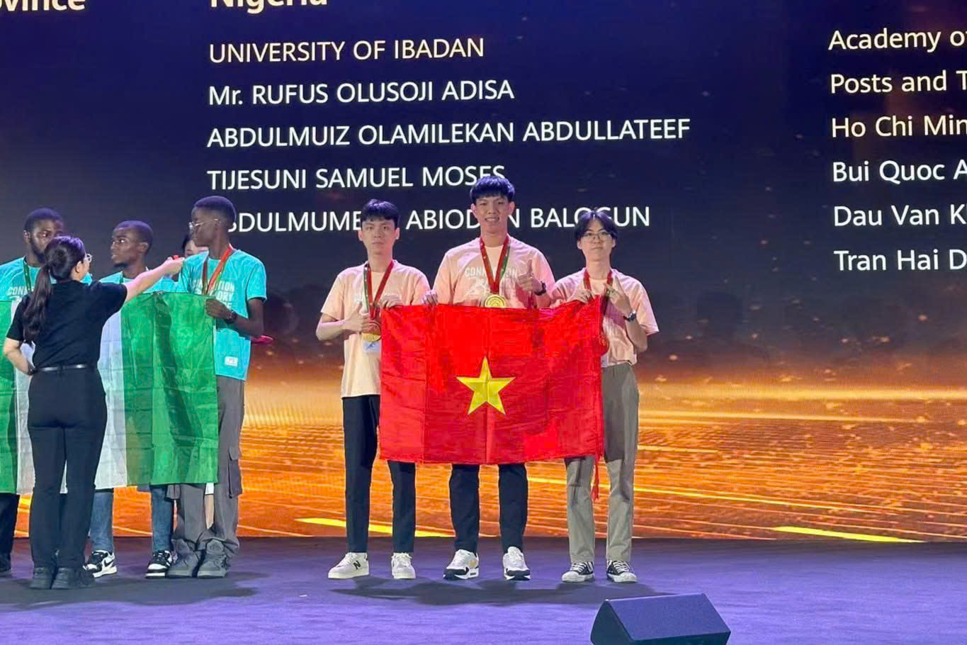 Đội tuyển Việt Nam gồm ba sinh viên đến từ ba trường đại học khác nhau của Việt Nam: Trần Hải Đăng - Trường ĐH Bách khoa ĐHQG-HCM, Bùi Quốc An - Học viện Kỹ thuật Mật mã và Đậu Văn Khoa - Học viện Công nghệ Bưu chính Viễn thông. Trước đó, đội thi đã đạt giải Nhì ở vòng khu vực châu Á – Thái Bình Dương, thể hiện phong độ ổn định và thực lực nổi bật xuyên suốt hành trình thi đấu.