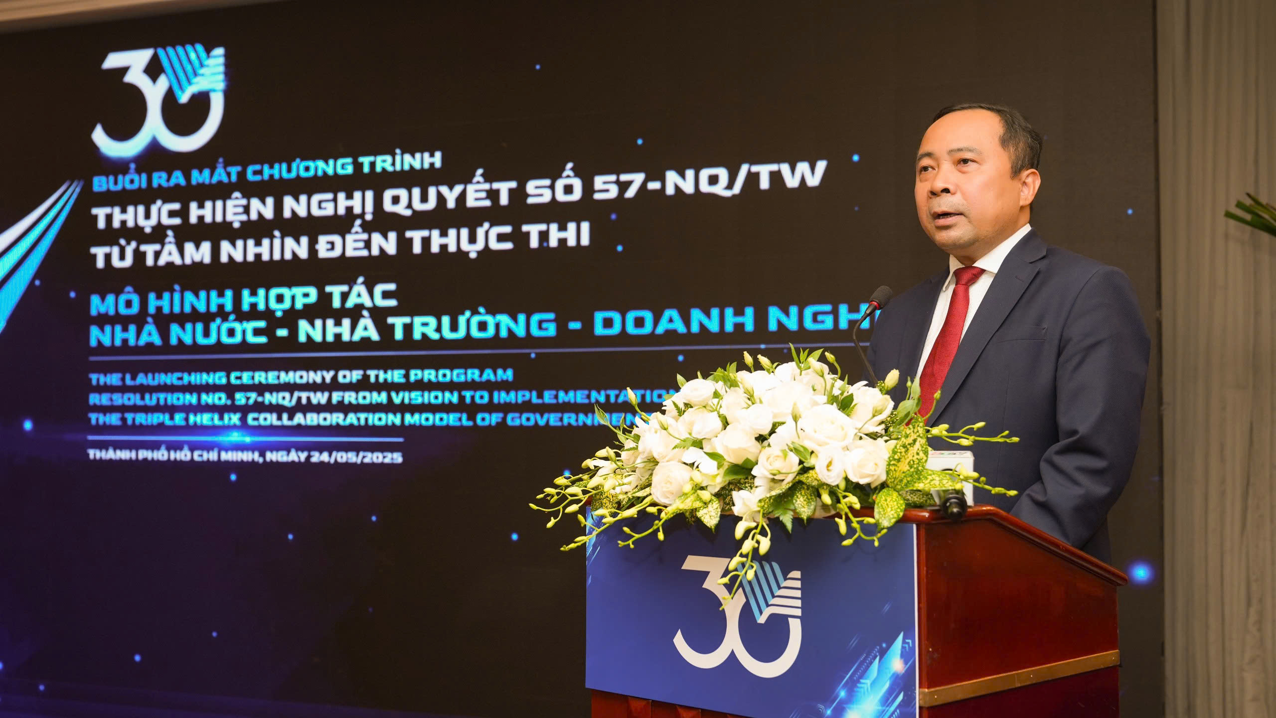PGS.TS Vũ Hải Quân - Giám đốc ĐHQG-HCM, liên hệ câu nói: “Một cây làm chẳng nên non; Ba cây chụm lại nên hòn núi cao” để thể hiện sự hợp tác hài hoà giữa ba trụ cộ