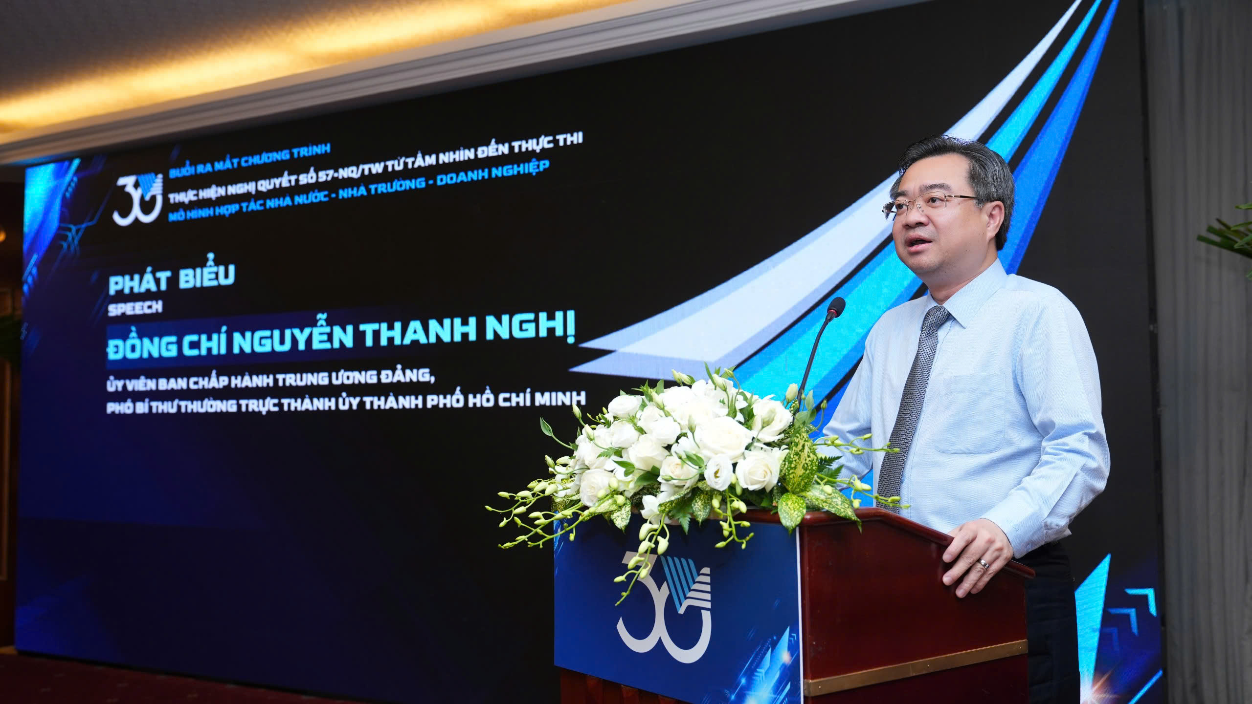 Ông Nguyễn Thanh Nghị - Phó Bí thư thường trực Thành uỷ TP.HCM, bày tỏ niềm phấn khởi trước bước tiến quan trọng trên hành trình hiện thực hoá về công tác chuyển đổi số, đổi mới sáng tạo dưới tinh thần Nghị quyết số 57-NQ/TW thông qua chương trình do ĐHQG-HCM tổ chức.